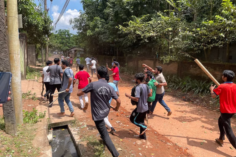 চট্টগ্রাম বিশ্ববিদ্যালয়ে সংঘর্ষ একের পর এক সামনে আসছে শিক্ষার্থীদের কোপানো ও লাঠিপেটার ভিডিও