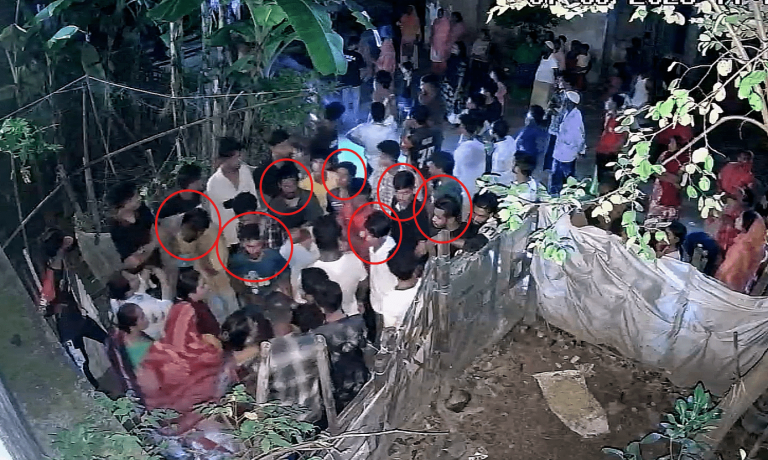 খুলশীতে গণমাধ্যমকর্মী বেবির পরিবারের ওপর হামলা ও অপহরণ নাটকপুলিশের তৎপরতায় মুক্তি পেলেন মা, বোন ও ভাবি, কুমিল্লা থেকে ফিরে এলেন পালিয়ে যাওয়া গৃহবধূ