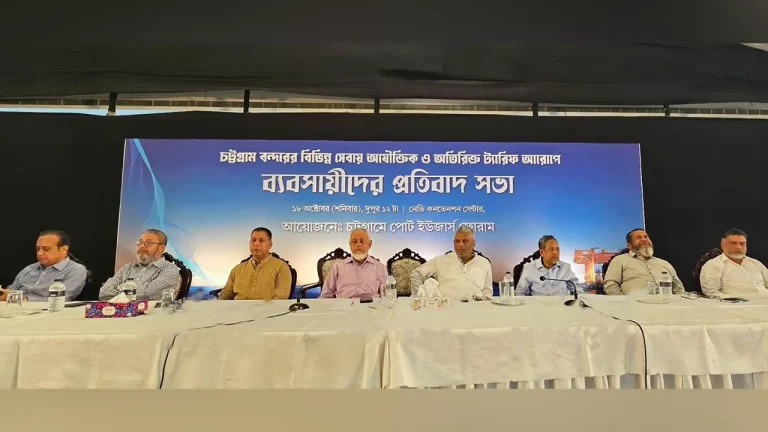 **চট্টগ্রাম বন্দর বন্ধের হুঁশিয়ারি, অনির্দিষ্টকালের ধর্মঘটে পরিবহন খাত**