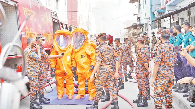 **রূপনগর—ঢাকার নতুন রাসায়নিক বোমা!** **জনবসতি এলাকায় অবৈধ কেমিক্যাল মজুতের ভয়াবহতা**