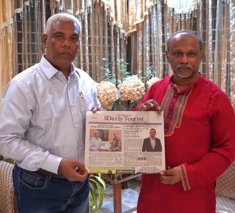 আন্তর্জাতিক মানের ইংরেজি দৈনিক The Daily Tourist-এর কপি হাতে পেলেন আবু মোহাম্মদ নিপার