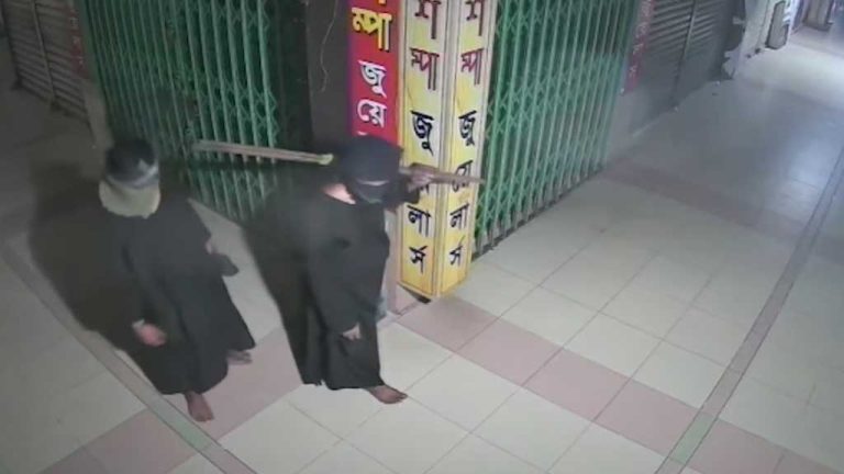 বোরকা পরে জুয়েলারি দোকানে হানা, ‘৫০০ ভরি’ স্বর্ণালংকার চুরি