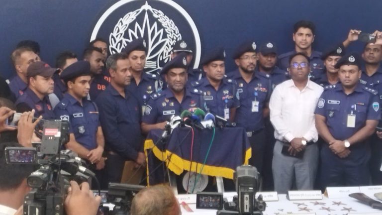 চট্টগ্রামে ব্যবসায়ী আব্দুল হাকিম হত্যা রহস্য উদঘাটন: মাস্টারমাইন্ডসহ ছয়জন গ্রেপ্তার, বিপুল অস্ত্র উদ্ধার