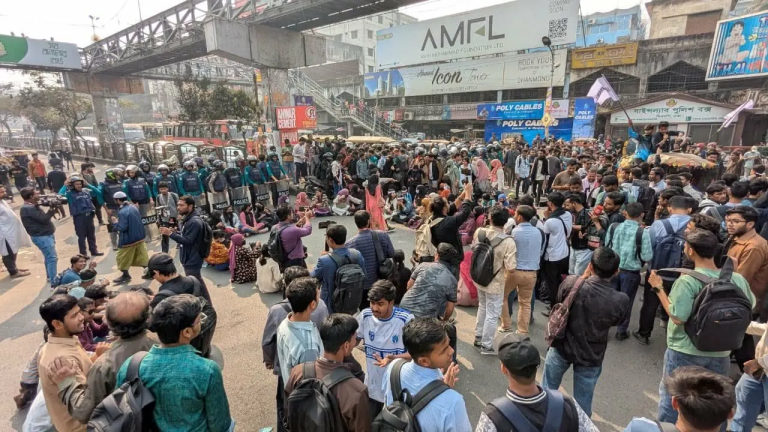 নতুন কর্মসূচি ঘোষণা করে সড়ক ছাড়লেন সাত কলেজের শিক্ষার্থীরা