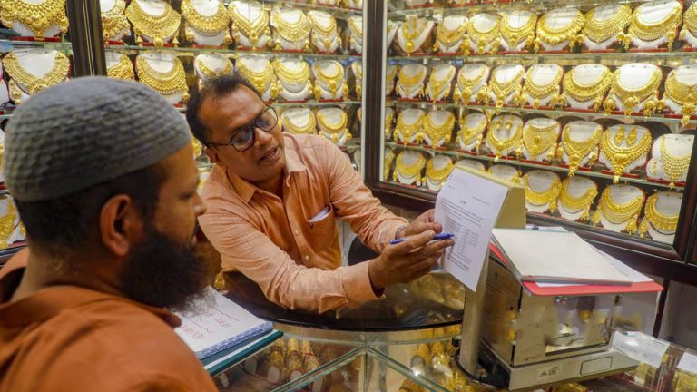 টানা দুই দফা কমে স্বর্ণের ভরি এখন ২ লাখ ২৬ হাজার ৩৪০ টাকা