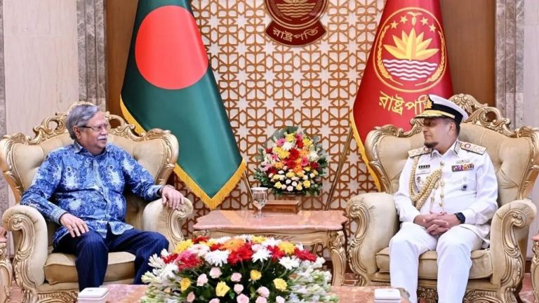 রাষ্ট্রপতির সঙ্গে বিদায়ী নৌপ্রধানের সৌজন্য সাক্ষাৎ