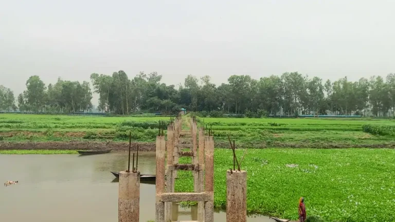 নদীর ওপারে কবরস্থান, লাশ দাফনে ভোগান্তি