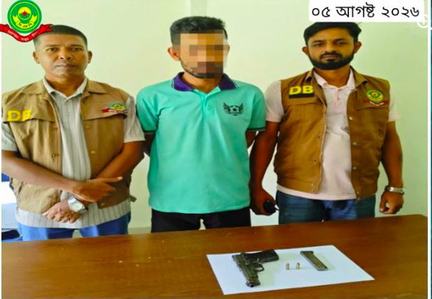 সিএমপির ডিবি (পশ্চিম) পুলিশের অভিযানে বিদেশি পিস্তল-গুলিসহ গ্রেফতার ১