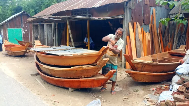 বর্ষার শেষদিকেও নৌকা তৈরির ব্যস্ততা