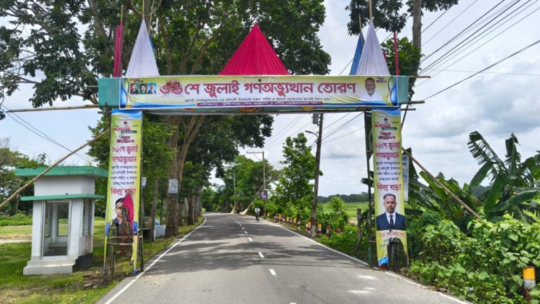 টুঙ্গিপাড়ায় গণঅভ্যুত্থানের শহীদদের স্মরণে নির্মিত তোরণে আগুন