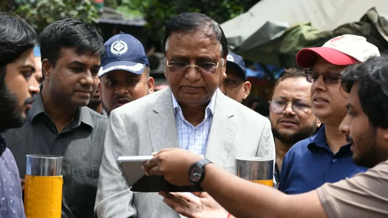 শাহবাগে স্বয়ংক্রিয় ট্রাফিক সিগন্যাল চালু করল ডিএসসিসি