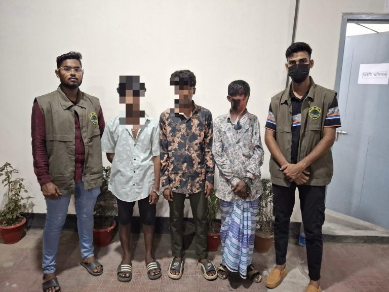 যাত্রাবাড়ীতে ২১৫ গ্রাম গাঁজাসহ তিন মাদক ব্যবসায়ী গ্রেপ্তার