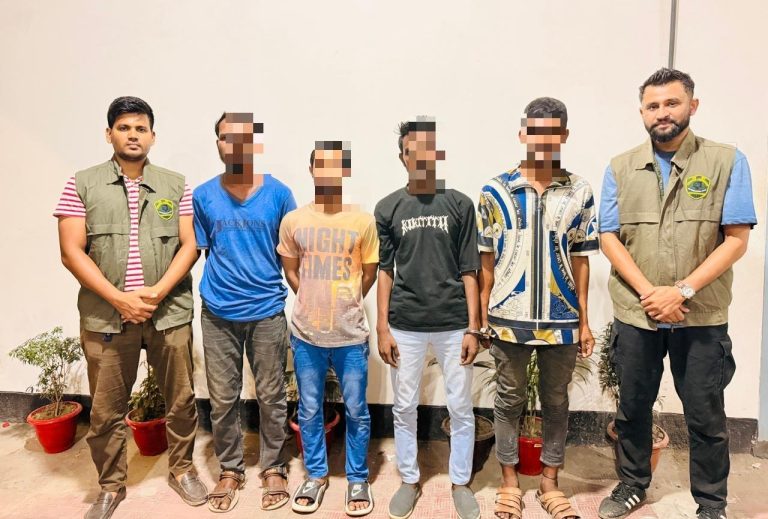 যাত্রাবাড়ীতে গাড়ি থেকে মোবাইল ছিনতাইয়ের সময় ৪ জন গ্রেপ্তার