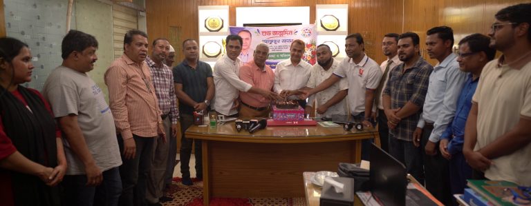মাহাফুজুর রহমানের জন্মদিনে নাগরিক ফোরামের আনন্দঘন আয়োজন কেক কেটে ফুলেল শুভেচ্ছায় ভালোবাসায় সিক্ত করলেন নাগরিক ফোরামের নেতৃবৃন্দ