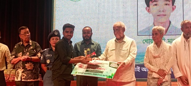 বান্দরবানে মন্ত্রী জেরী’র হাত থেকে সংবর্ধনা পেলো এসএসসি উত্তীর্ণ শিক্ষার্থীরা