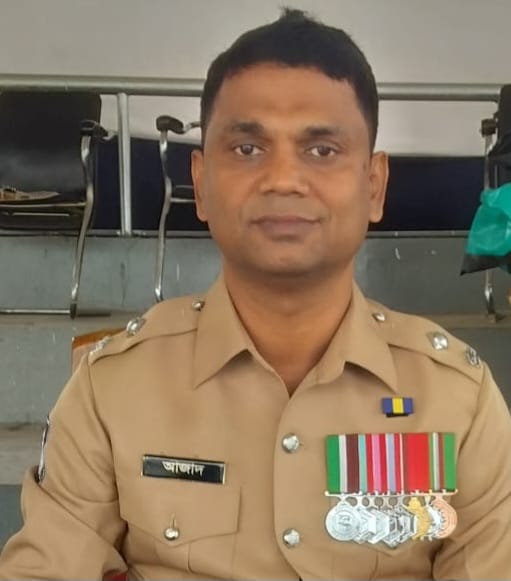 রাষ্ট্রীয় পুলিশ পদকের স্বীকৃতি পাচ্ছেন বাবুল আজাদ কঠিন সময়ে পাহাড়তলী থেকে ডবলমুরিং, চকবাজার হয়ে ডিবিতে; সাহস, মেধা ও পেশাদারিত্বে উজ্জ্বল এক পুলিশ কর্মকর্তার পথচলা-