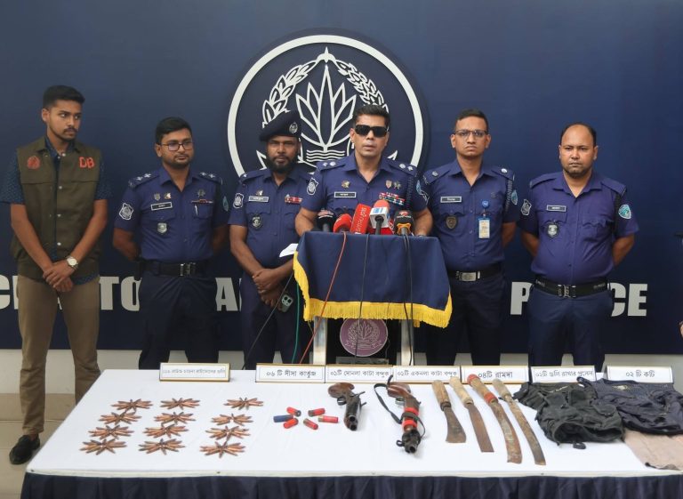 রাউজানে পুলিশের সঙ্গে সন্ত্রাসীদের গুলিবিনিময়, আহত ১২ আগ্নেয়াস্ত্র-গুলিসহ একজন গ্রেপ্তার, বিপুল অস্ত্র ও দেশীয় অস্ত্র উদ্ধার