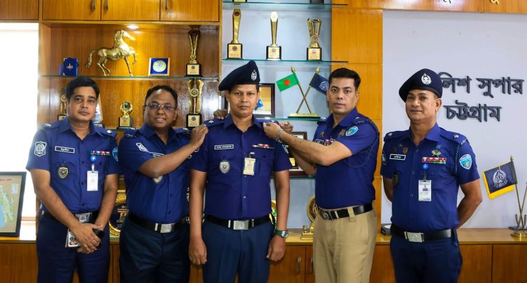 চট্টগ্রাম জেলা পুলিশে পদোন্নতি, পুলিশ পরিদর্শকের র‍্যাংক ব্যাজ পরালেন এসপি