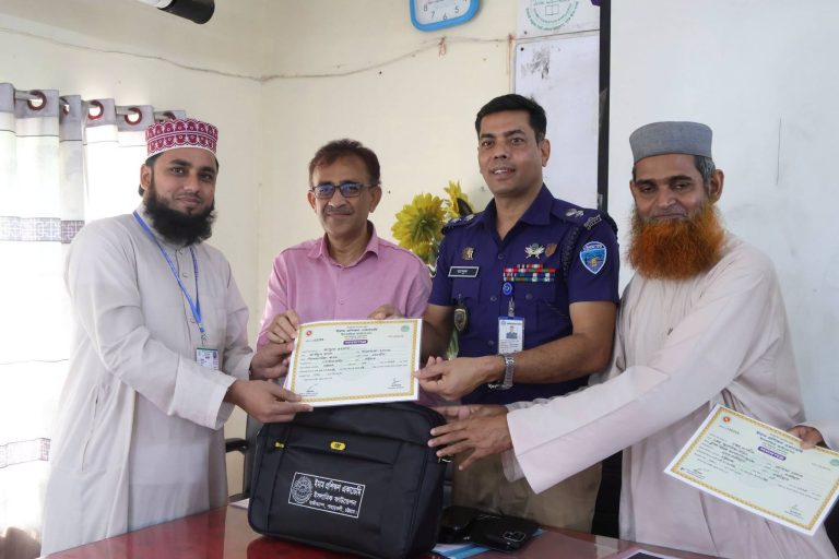 চট্টগ্রামে প্রশিক্ষণপ্রাপ্ত ইমামদের সনদ বিতরণ, প্রধান অতিথি পুলিশ সুপার মাসুদ আলম