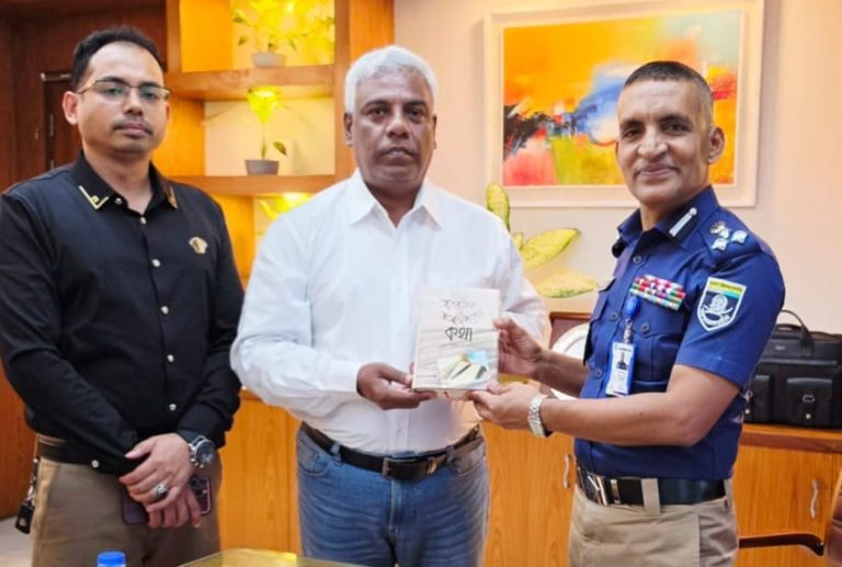 বই উপহার পৃথিবীর সেরা উপহার ডিআইজি হুমায়ুন কবিরের সঙ্গে এক দুপুরের আলোকিত সাক্ষাৎ