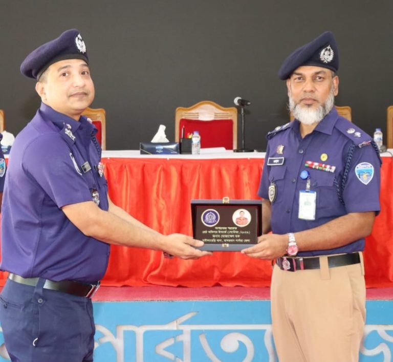 ওসি মোহাম্মদ মোজাম্মেল: অপরাধ দমনে অগ্রভাগে থাকা এক সাহসী, বুদ্ধিমান ও নিবেদিতপ্রাণ পুলিশ কর্মকর্তা- ​পুনরায় শ্রেষ্ঠ কর্মকর্তা (ওসি) হিসেবে স্বীকৃতি অর্জন; পুরস্কার প্রদান করলেন বান্দরবানের পুলিশ সুপার মোঃ ওয়াহাবুল ইসলাম খন্দকার-