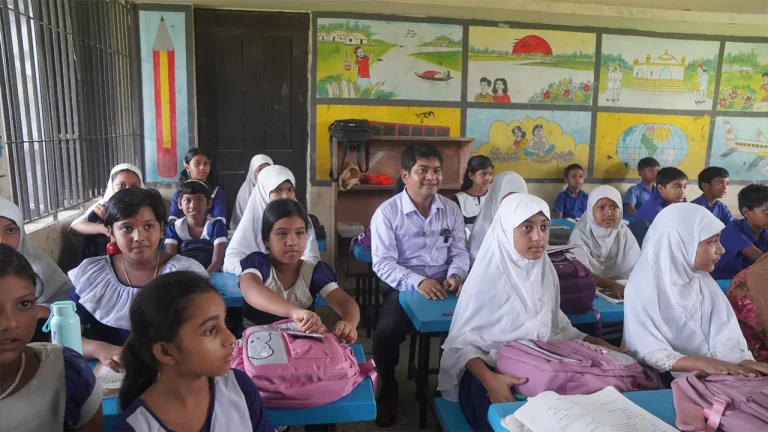 খুঁটিতে বাঁধা বাবাকে চা-রুটি খাওয়ানো সেই তুবা ফিরল বিদ্যালয়ে