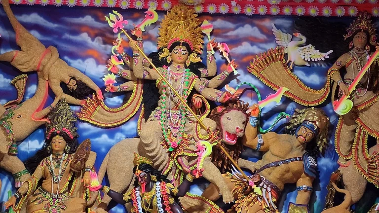 এক মণ মটর ডালে তৈরি হচ্ছে ২০ ফুটের দুর্গাপ্রতিমা, ব্যয় ৩০ লাখ টাকা