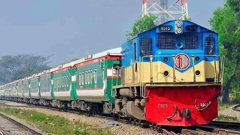 দুর্গাপূজায় তিন জোড়া বিশেষ ট্রেন, পাঁচ ট্রেনের সাপ্তাহিক বন্ধ বাতিল