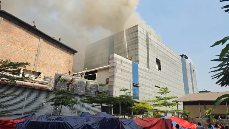 টঙ্গীতে ওষুধ কারখানায় ভয়াবহ আগুন, নিয়ন্ত্রণে কাজ করছে ২০ ইউনিট